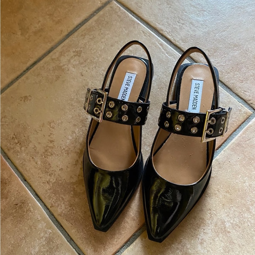 Steve Madden Black Womens Karson Slingback Flat with Bold Buckle
